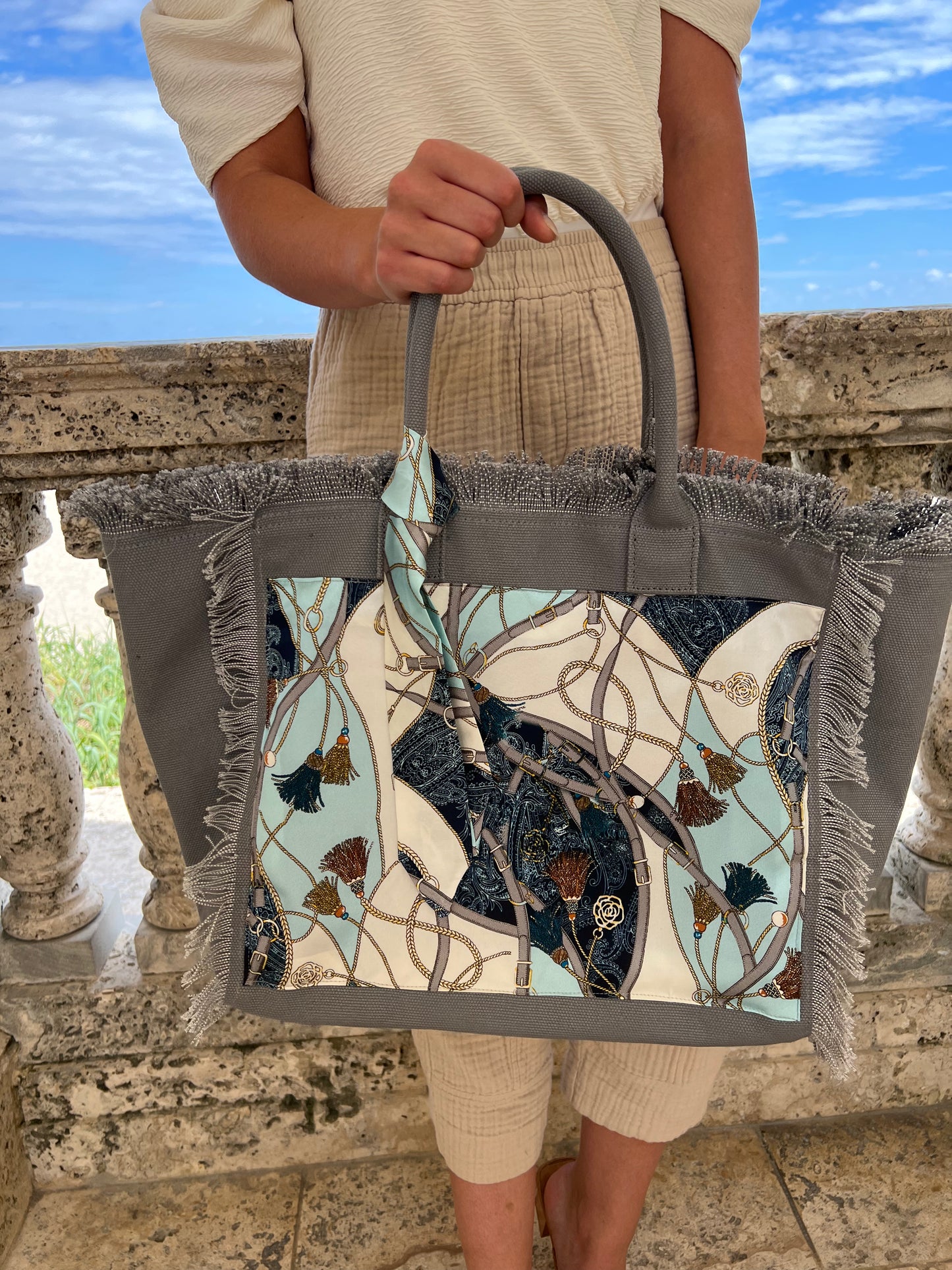 Tote Bag / Gray / Teal Tassel