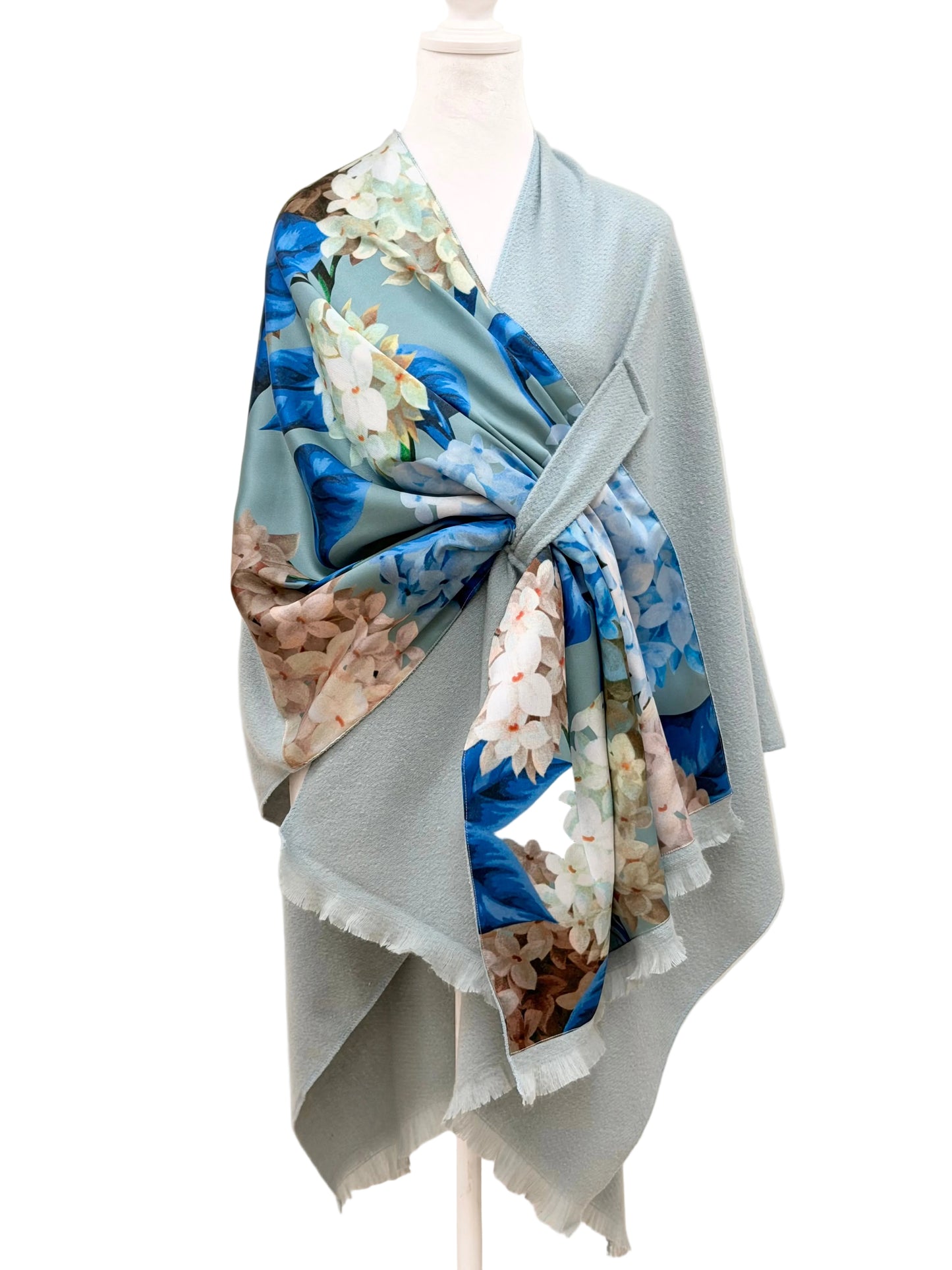 Pull Through Wrap / Light Blue / Mixed Hydrengeas